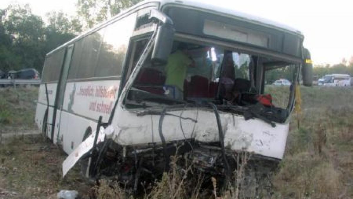 Accident grav în Braşov: Un autobuz a fost lovit în plin de un tren