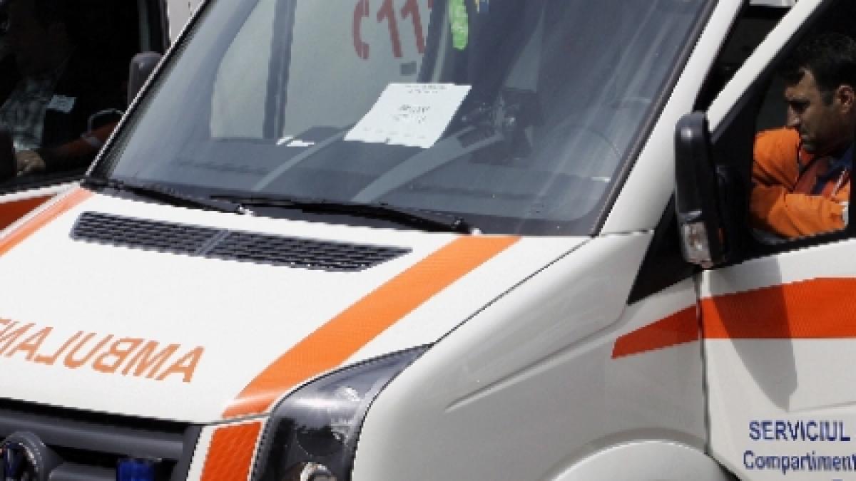 Infotrafic. Doi copii, la un pas de moarte, după ce ambulanţa în care se aflau a fost implicată într-un accident