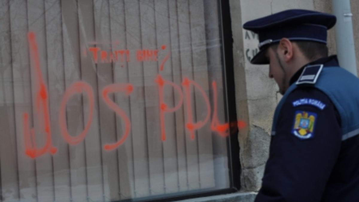 Sediul PDL din Bistriţa a fost vandalizat de manifestanţi. Mesajele &quot;Hoţii!&quot; şi &quot;Jos PDL!&quot;, scrise pe geamurile clădirii