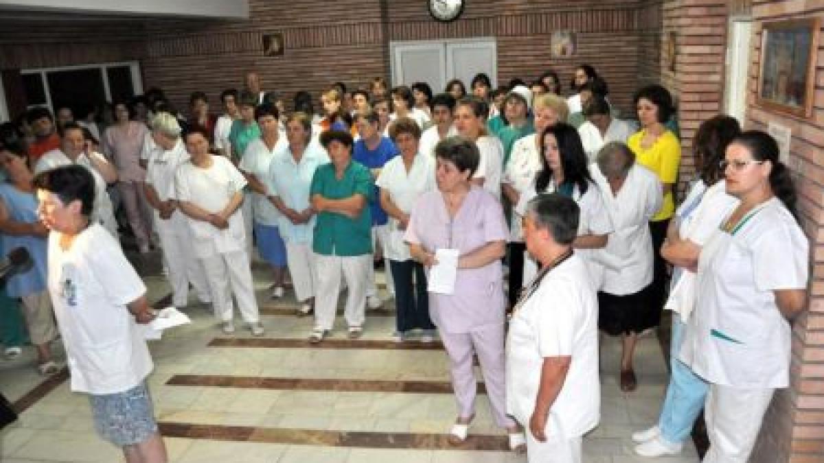 Scandal la un spital din Călăraşi: Angajaţii protestează faţă de închiderea instituţiei