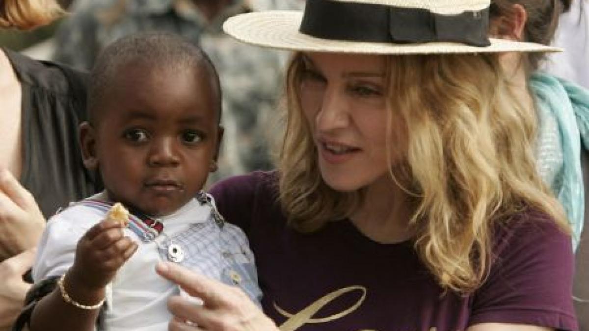 Madonna, dată în judecată de familia fetiţei din Malawi, adoptată de artistă