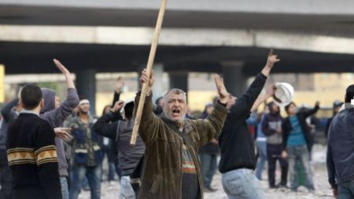 Mubarak a promis creşterea salariilor şi pensiilor. Egiptenii nu renunţă la proteste