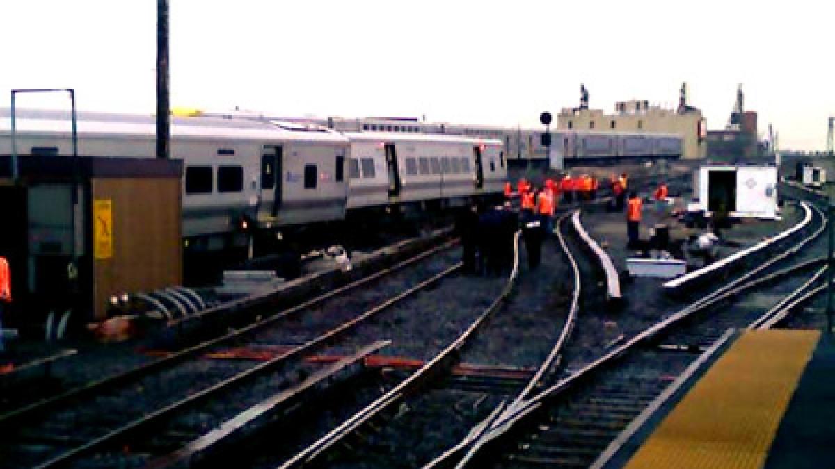 New York. Un tren cu 150 de persoane la bord a deraiat în apropierea gării