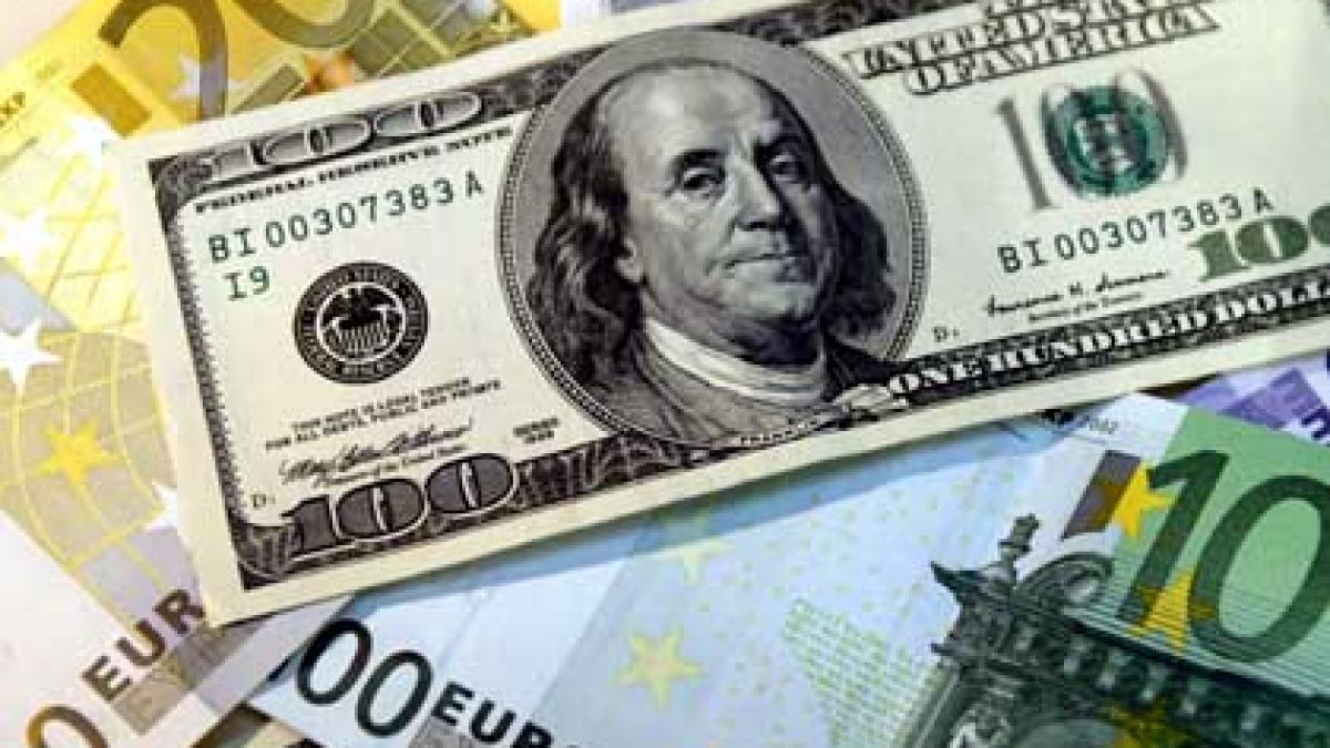 Leul s-a depreciat faţă de euro şi dolar. Vezi cursul