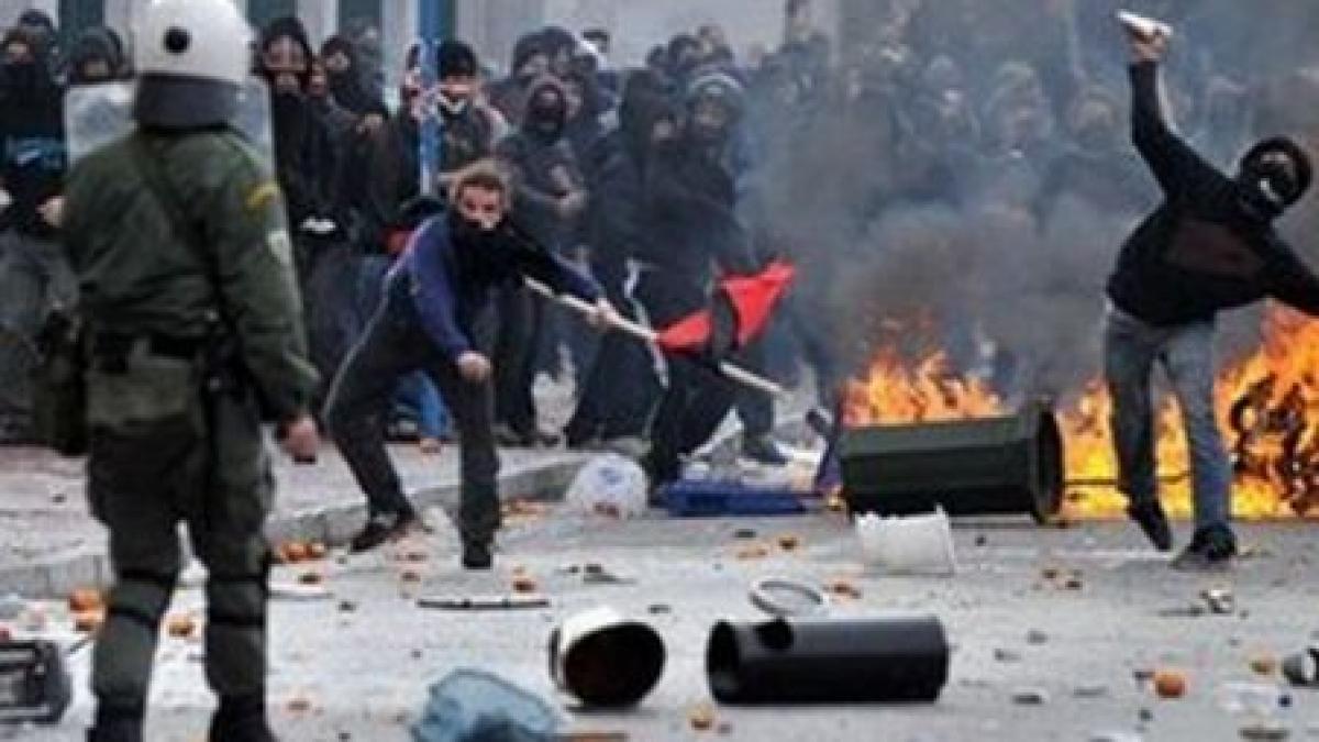 Proteste violente în Grecia. Patru oameni au fost răniţi în ciocnirile dintre protestatari şi forţele de ordine