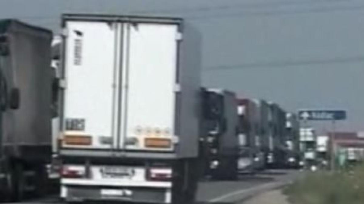 Sute de TIR-uri blocheaza vama Nădlac. Şoferii acuză vameşii că întârzie tranzitul