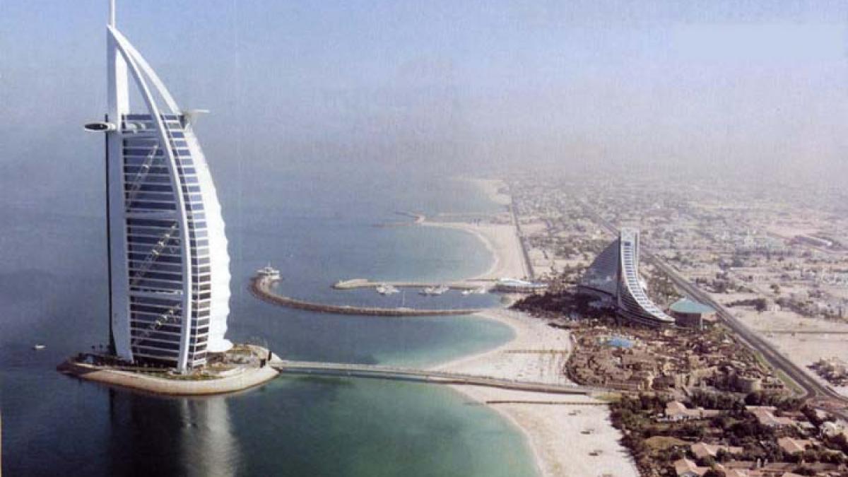 Reprezentanţii Burj Al Arab recrutează 35 de români care vor lucra în cel mai luxos hotel din lume