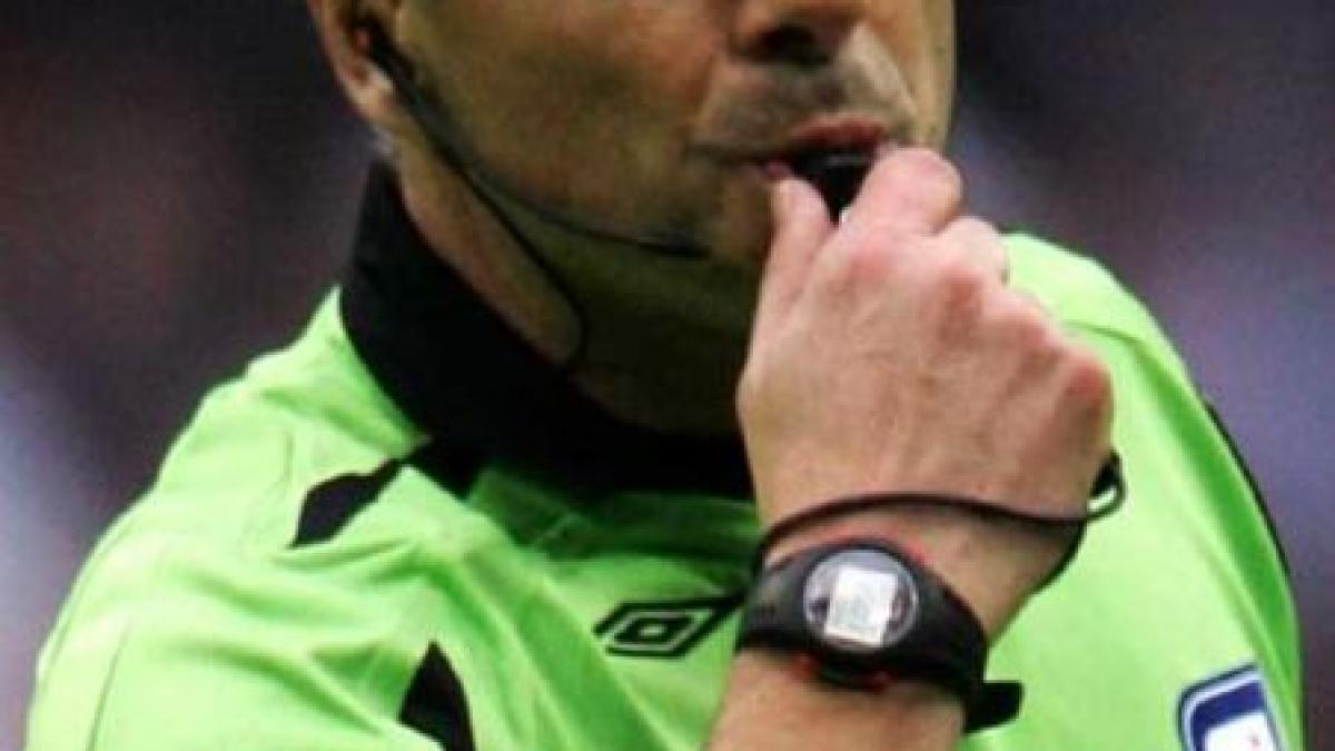 Fotbalist italian, suspendat după ce a încercat să îl facă pe arbitru să înghită fluierul