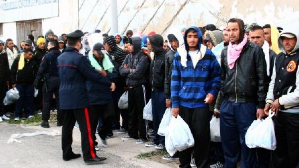 Stare de urgenţă în Italia după ce 4.000 de refugiaţi tunisieni au invadat insula Lampedusa