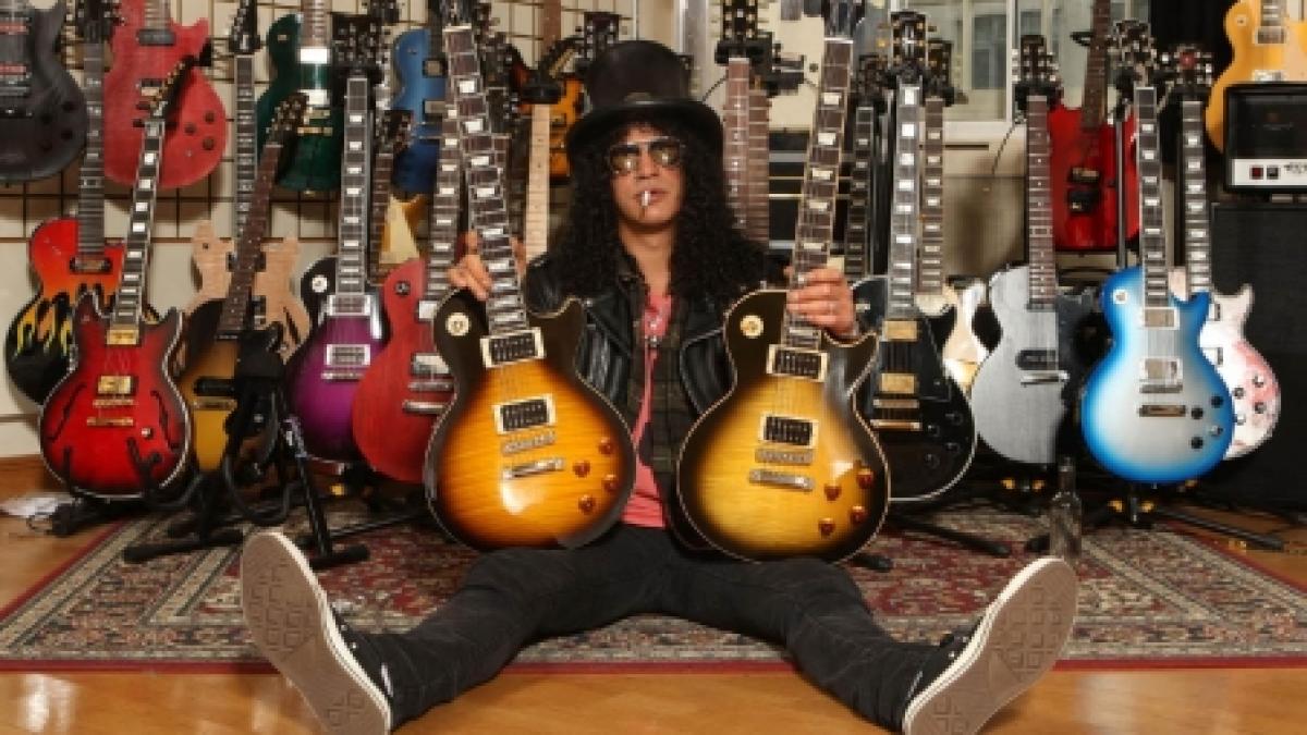 Slash scoate la licitaţie o colecţie de haine, chitare din perioada Guns N' Roses şi un Corvette Stingray