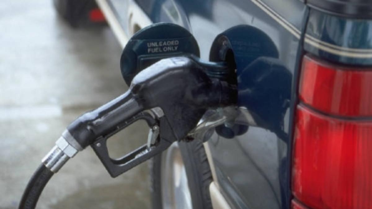 Furnizorii de carburanţi vor fi obligaţi să reducă emisiile de gaze cu efect de seră. Preţurile ar putea creşte