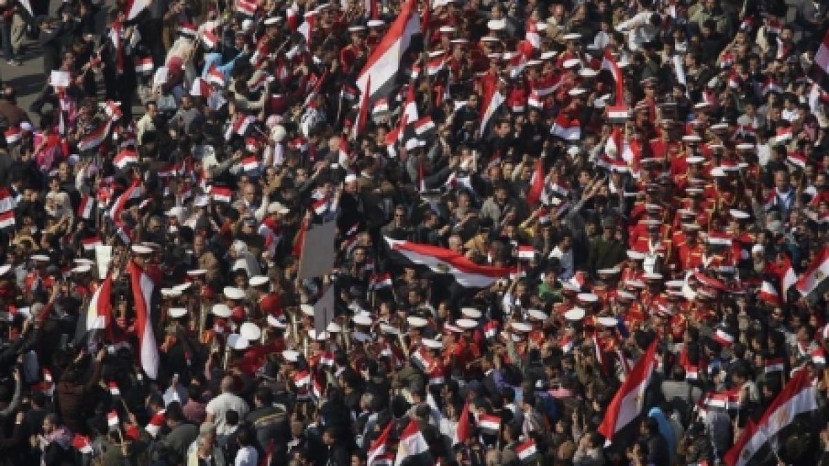 Mii de persoane au celebrat căderea regimului Mubarak, în Piaţa Tahrir din Cairo