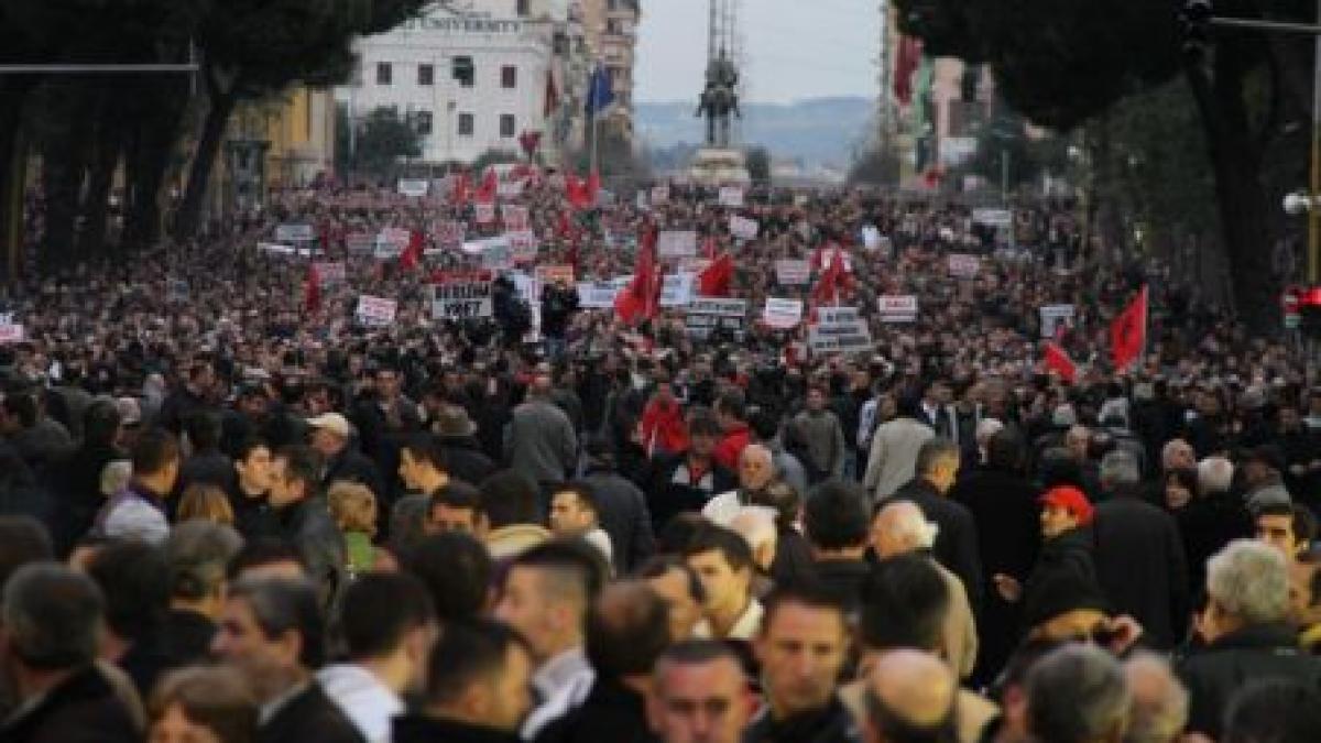 Protestele din lumea arabă cuprind Europa. Zeci de mii de oameni au manifestat în Albania şi Armenia