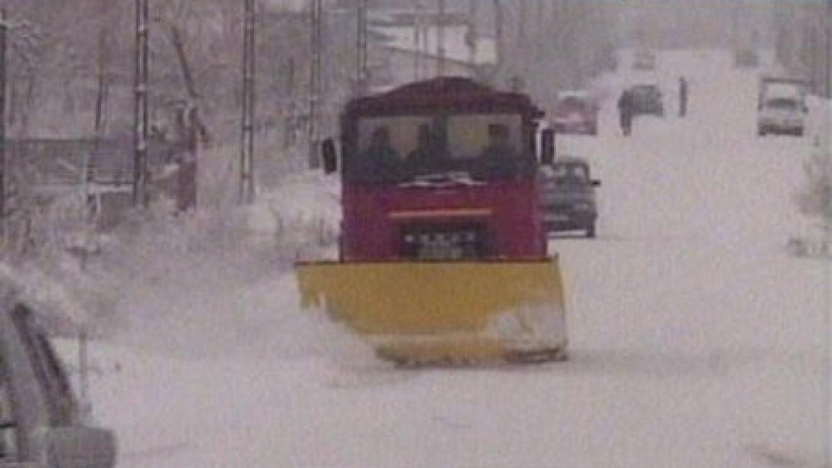 Viscolul loveşte ţara din nou. Drumuri din nenumărate zone, acoperite de zăpadă