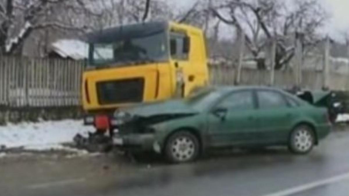 Dîmboviţa. Un agent de poliţie, beat la volan, a izbit frontal un TIR