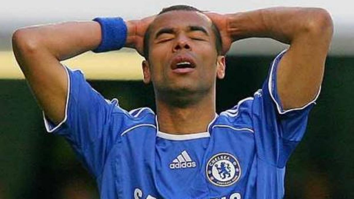 Ashley Cole a împuşcat accidental un student care asista la antrenamentul lui Chelsea