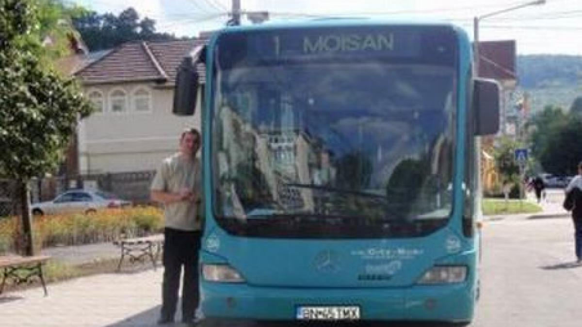 Bistriţa. Un băiat de nouă ani a scăpat cu viaţă după ce a căzut din autobuz