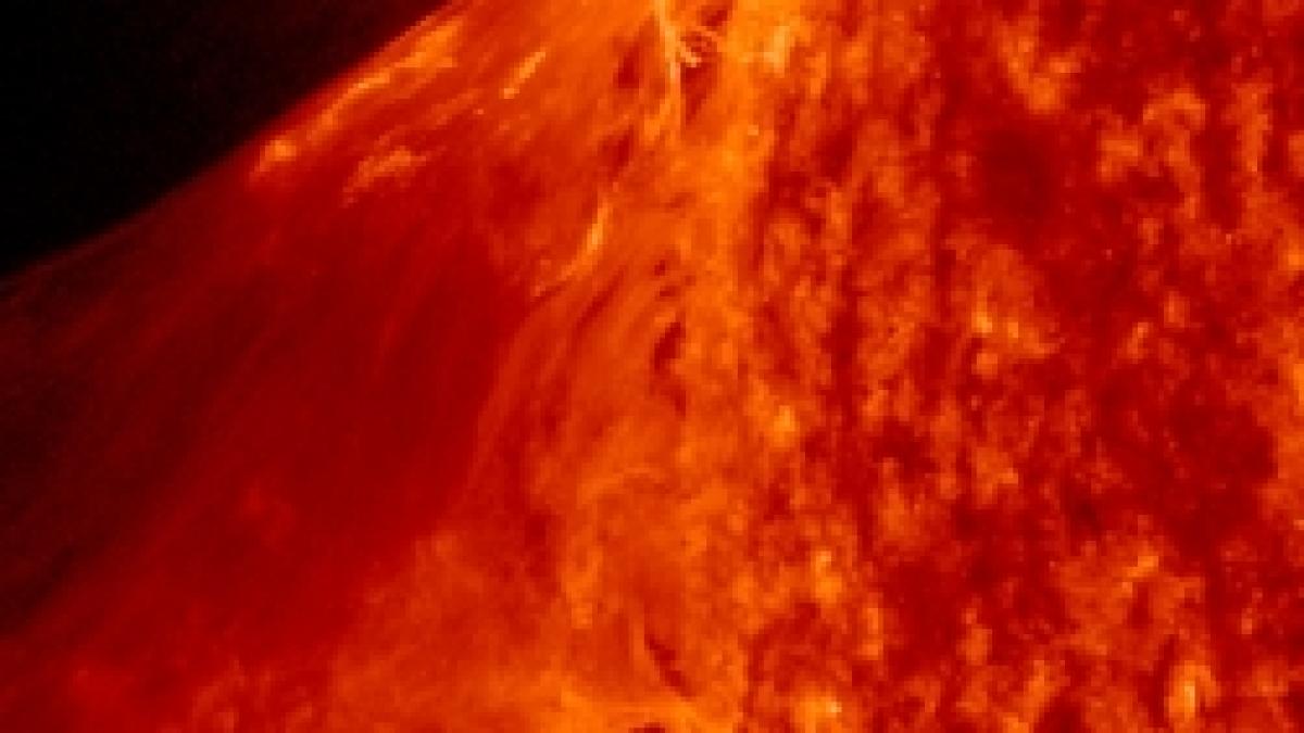 Noi imagini spectaculoase cu o explozie solară