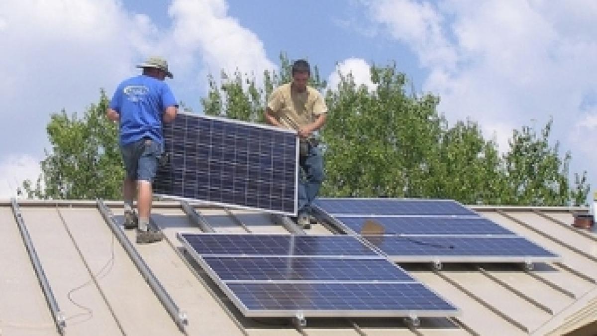 Panouri solare pentru locuinţe, prin programul Casa Verde. Vezi care sunt condiţiile