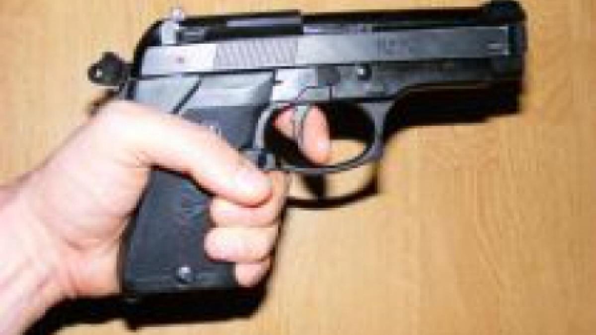 Arad. Un bărbat i-a pus pistolul la tâmplă unui şofer pentru că l-a stropit