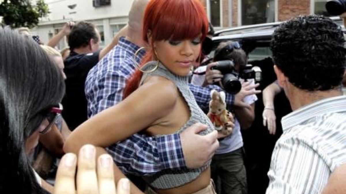 Rihanna, pipăită pe sâni de bodyguardul ei