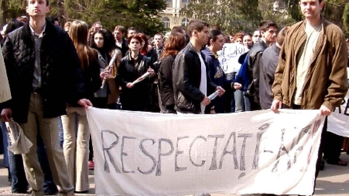 Protestele studenţilor continuă în faţa Ministerului Educaţiei