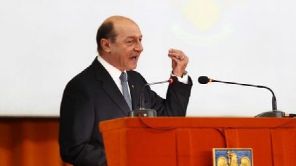 Traian Băsescu le recomandă afaceriştilor străini să viziteze România cu elicopterul