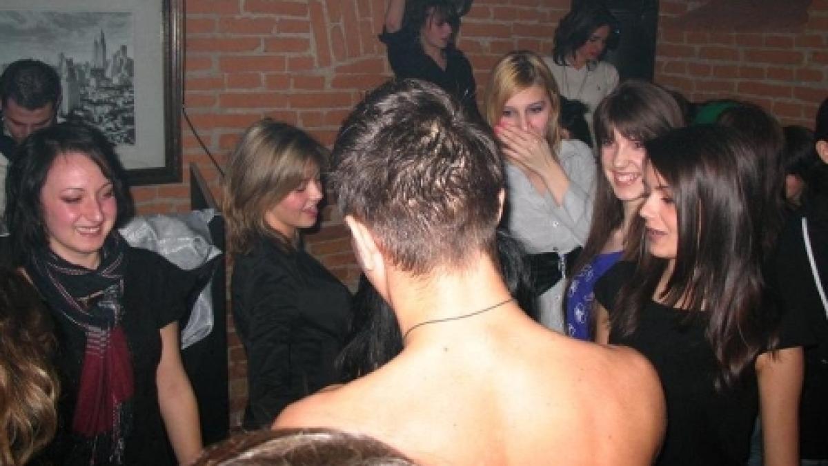 Stripperi, muzică şi distracţie. Iată cum au petrecut femeile de ziua lor