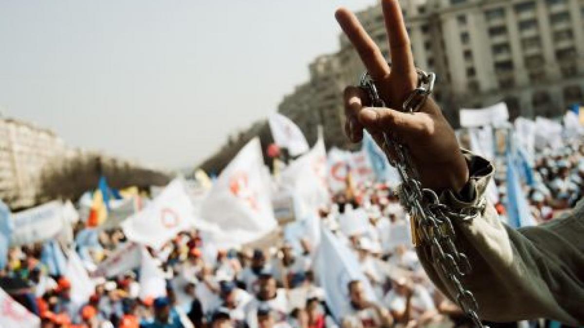 Miting în Piaţa Constituţiei. Circa 12.000 de oameni au participat la protest