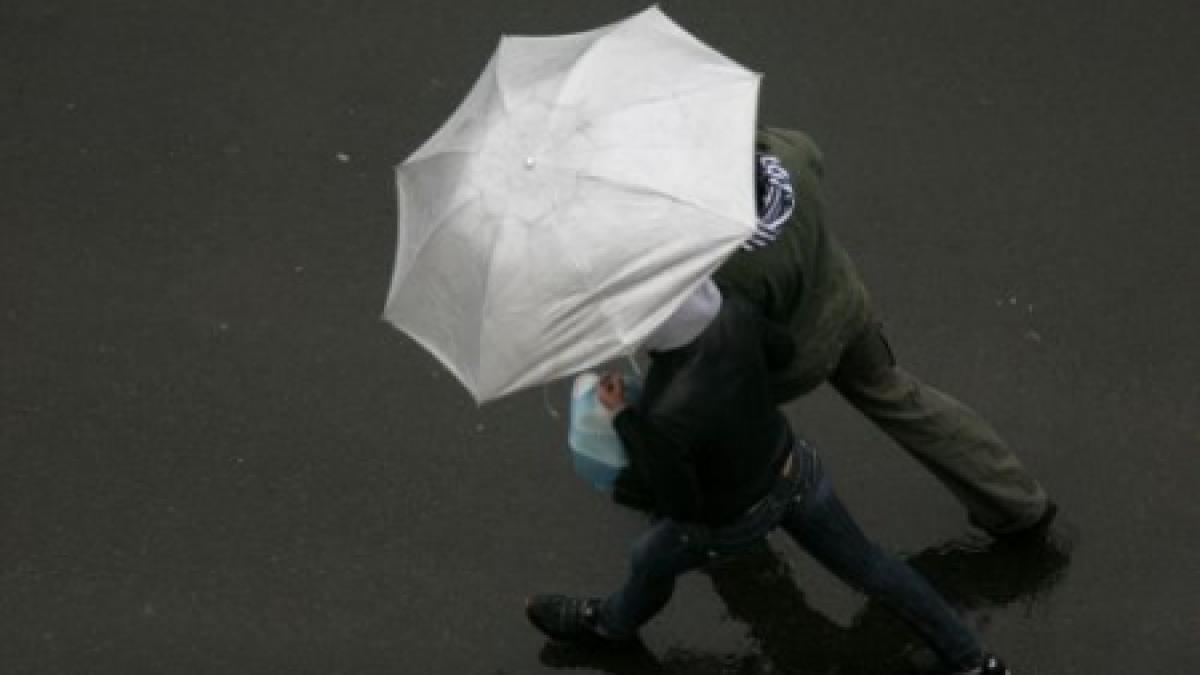 Ploi şi temperaturi negative în următoarele trei zile. Vezi prognoza meteo