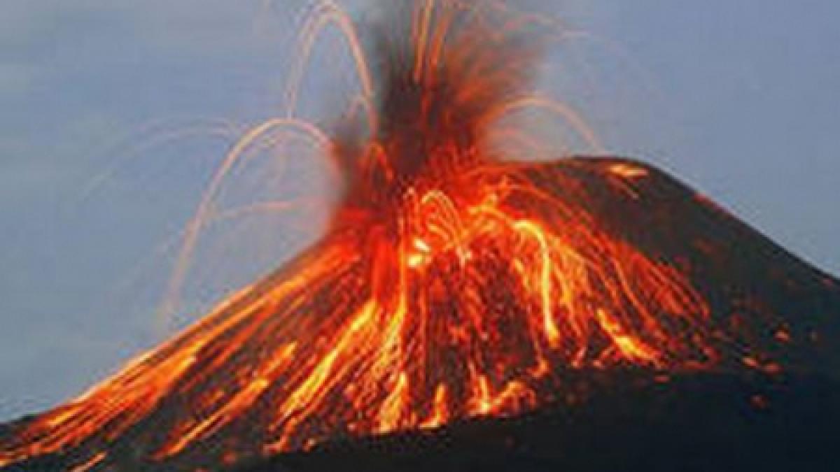 Indonezia. Sute de persoane, evacuate după intrarea în erupţie a unui vulcan 