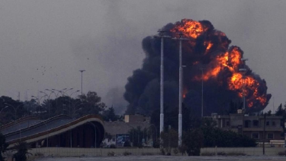 Oraşul Tripoli, bombardat. Armata libiană anunţă un nou armistiţiu