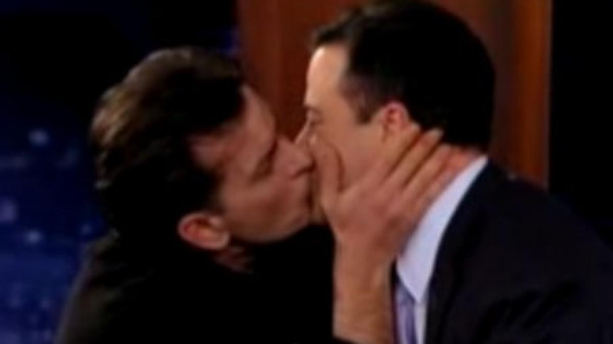 Charlie Sheen l-a sărutat pe Jimmy Kimmel în direct