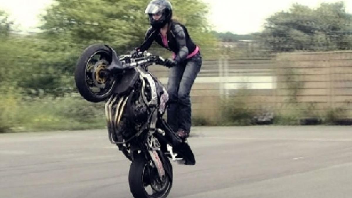 Un fotomodel a devenit prima femeie-cascador profesionist pe motocicletă din Marea Britanie