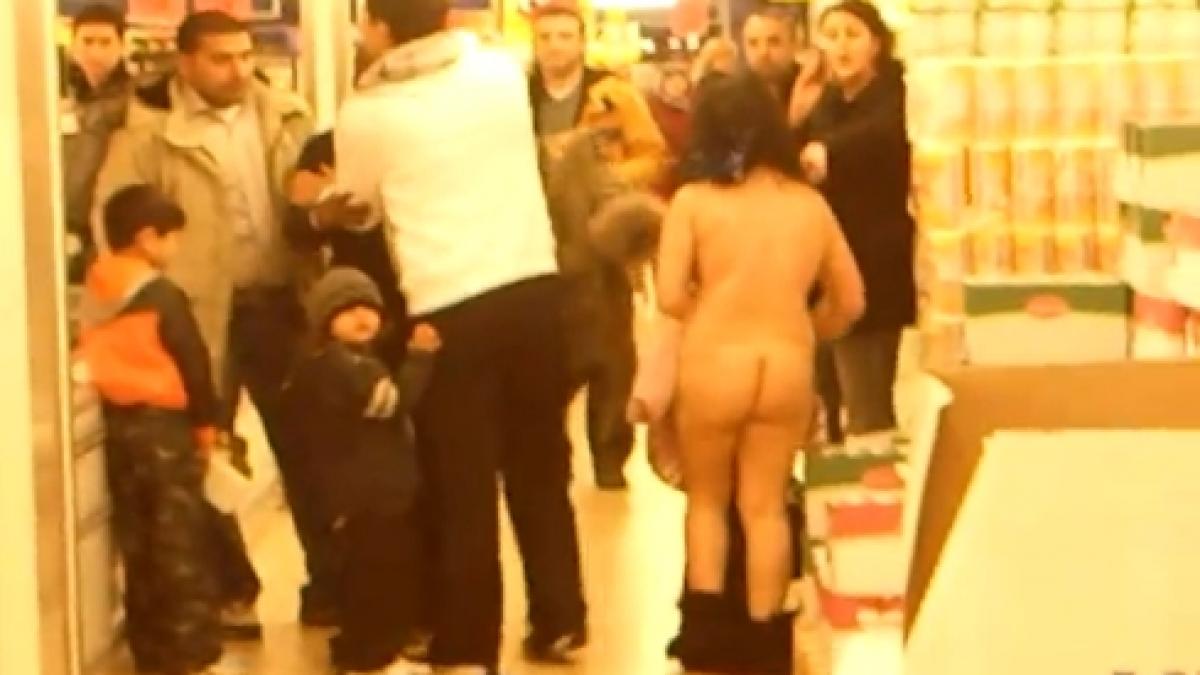 S-a dezbrăcat complet, când a fost prinsă furând dintr-un supermarket