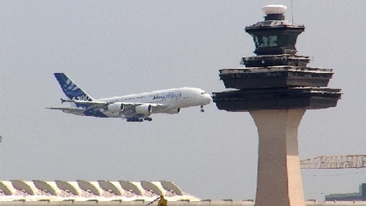 Un controlor de trafic aerian a adormit la birou lăsând două avioane să zboare &quot;în orb&quot;