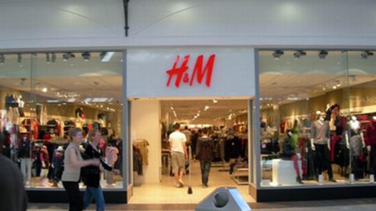 După bătaia pe ulei, românii s-au înghesuit la haine. S-a deschis primul magazin H&amp;M din ţară