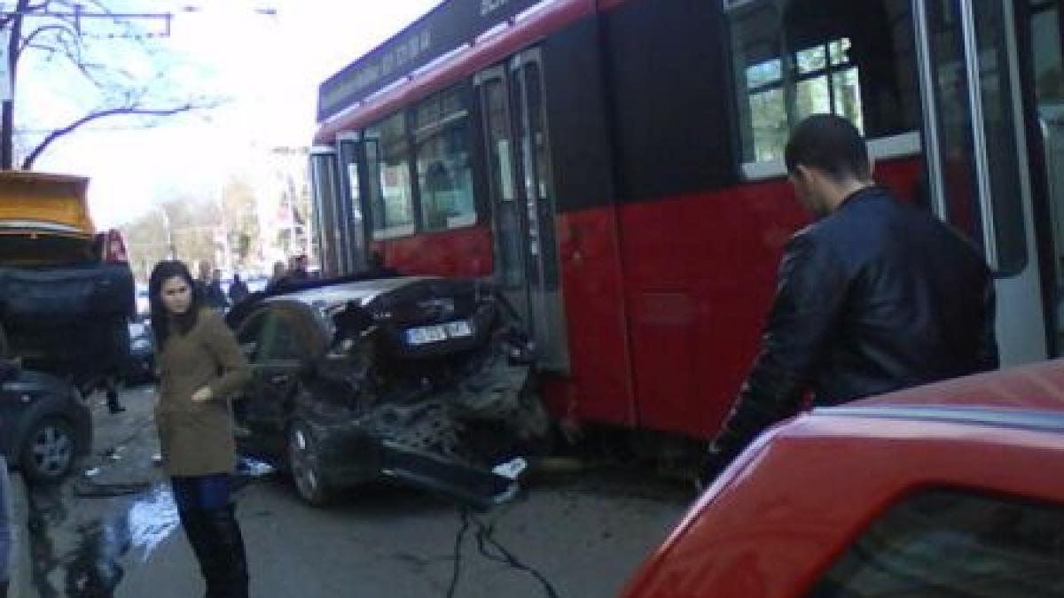  Un alt tramvai a sărit de pe şine la Iaşi. Vatmanul implicat în accidentul de luni, judecat în libertate