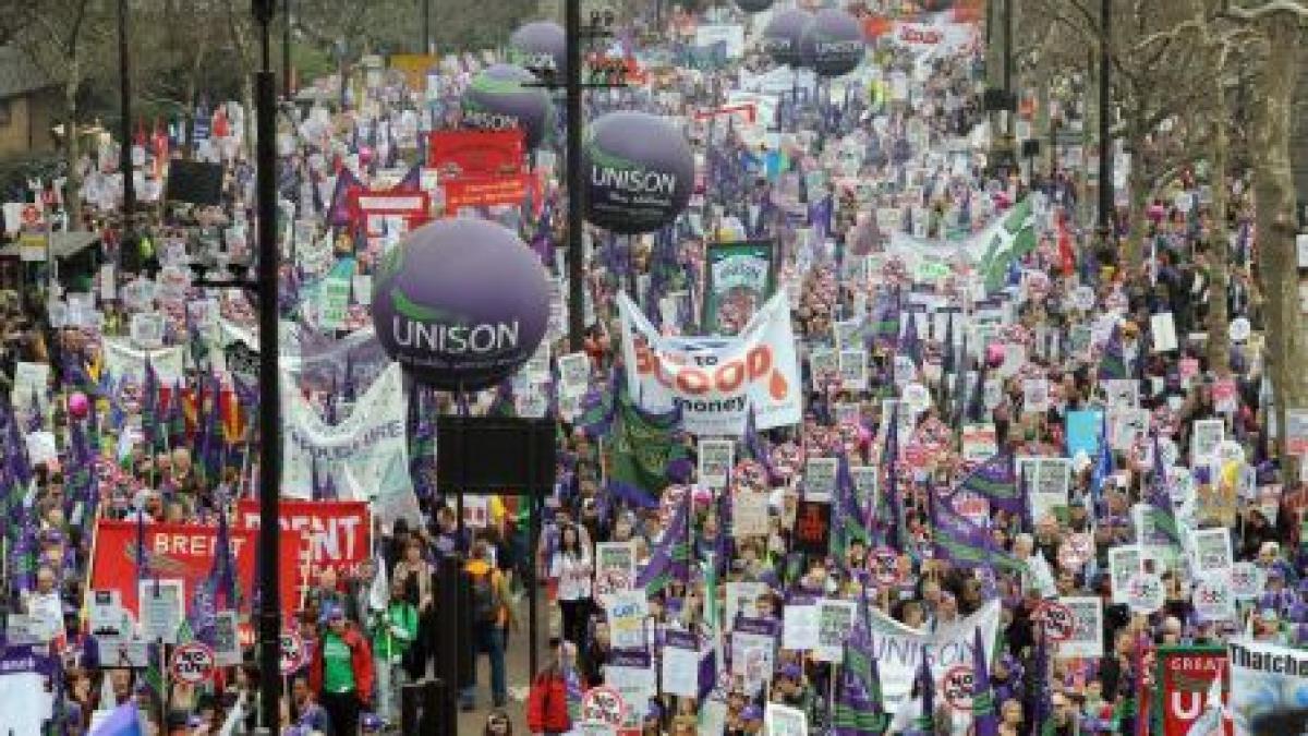 Sute de mii de oameni au protestat, la Londra, faţă de măsurile de austeritate impuse de guvern