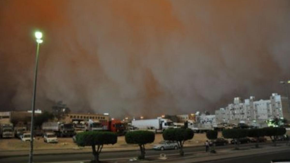 Imagini apocaliptice în Kuwait. Oraşul Al Ahmadi, înghiţit de un nor de nisip