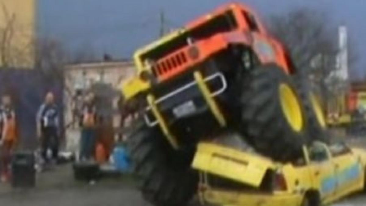 Un monster truck, maşini turate la maxim şi cascadorii alese pentru oamenii din Gherla