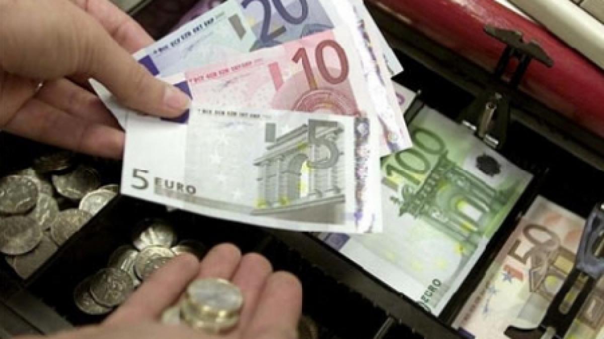 Leul se depreciază în raport cu euro şi dolarul. Vezi cursul BNR