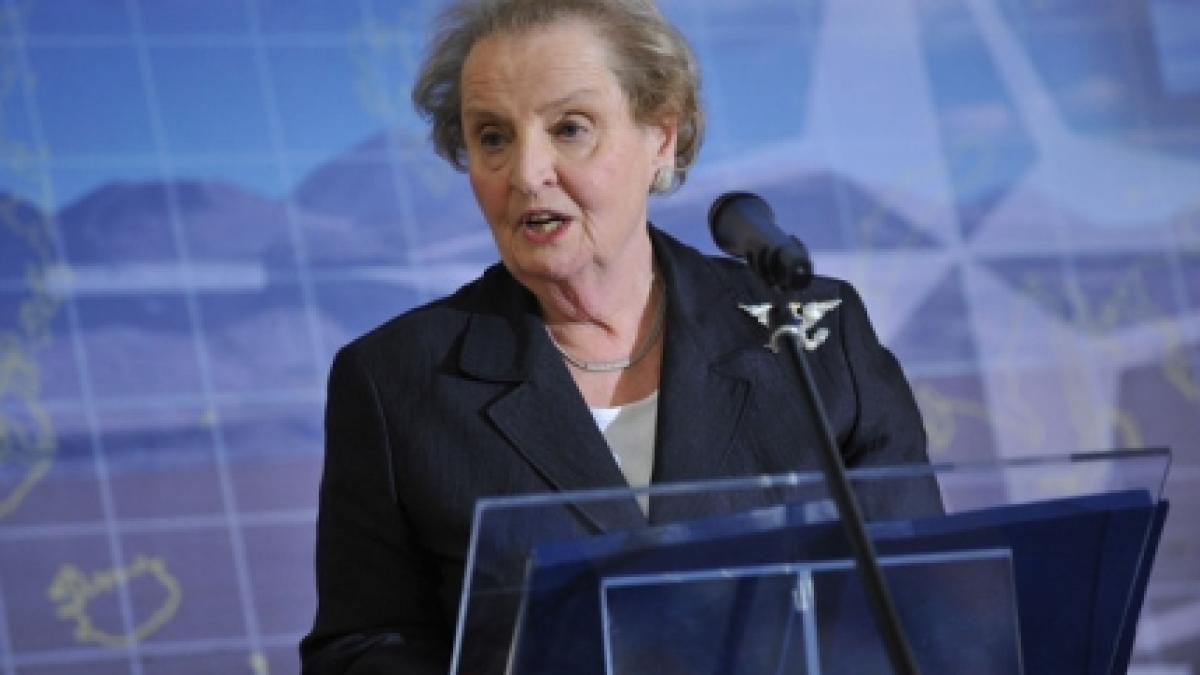 Madeleine Albright, sponsorizată pentru a promova în România vaccinarea anti-HPV