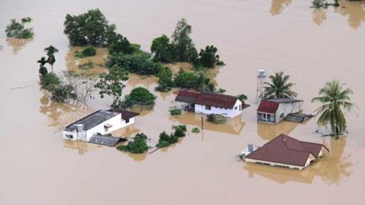  Imagini incredibile din Thailanda: Pod pietonal, distrus de puhoaiele de apă 