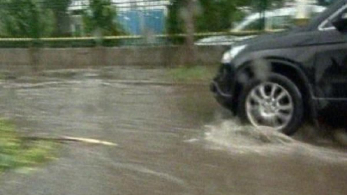 Circulaţie rutieră oprită pe Splaiul Independenţei din cauza unei conducte sparte. Apa a inundat strada