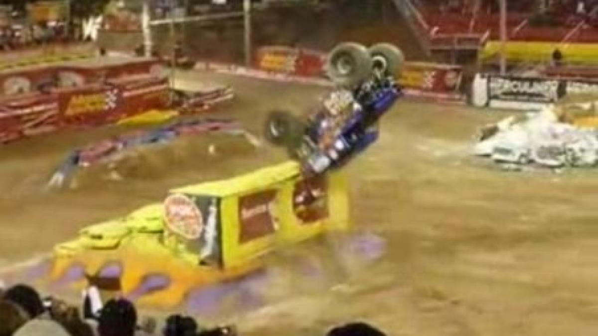 Incredibil: Cascadorie unică în lume cu un monster truck de 12 tone