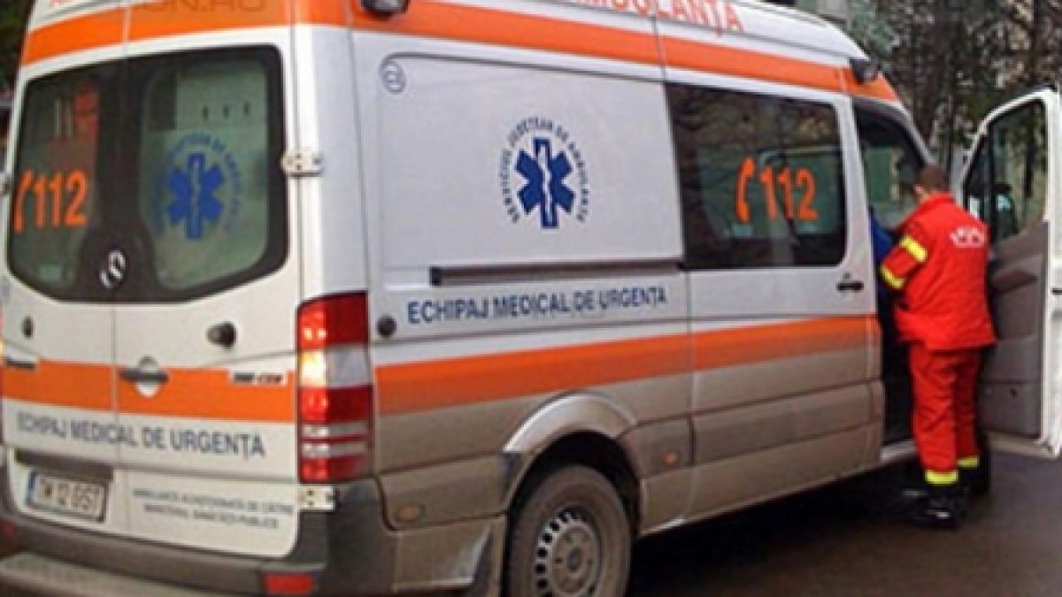 O nouă victimă a închiderii spitalelor. Un bărbat a murit în ambulanţă în drum spre spital