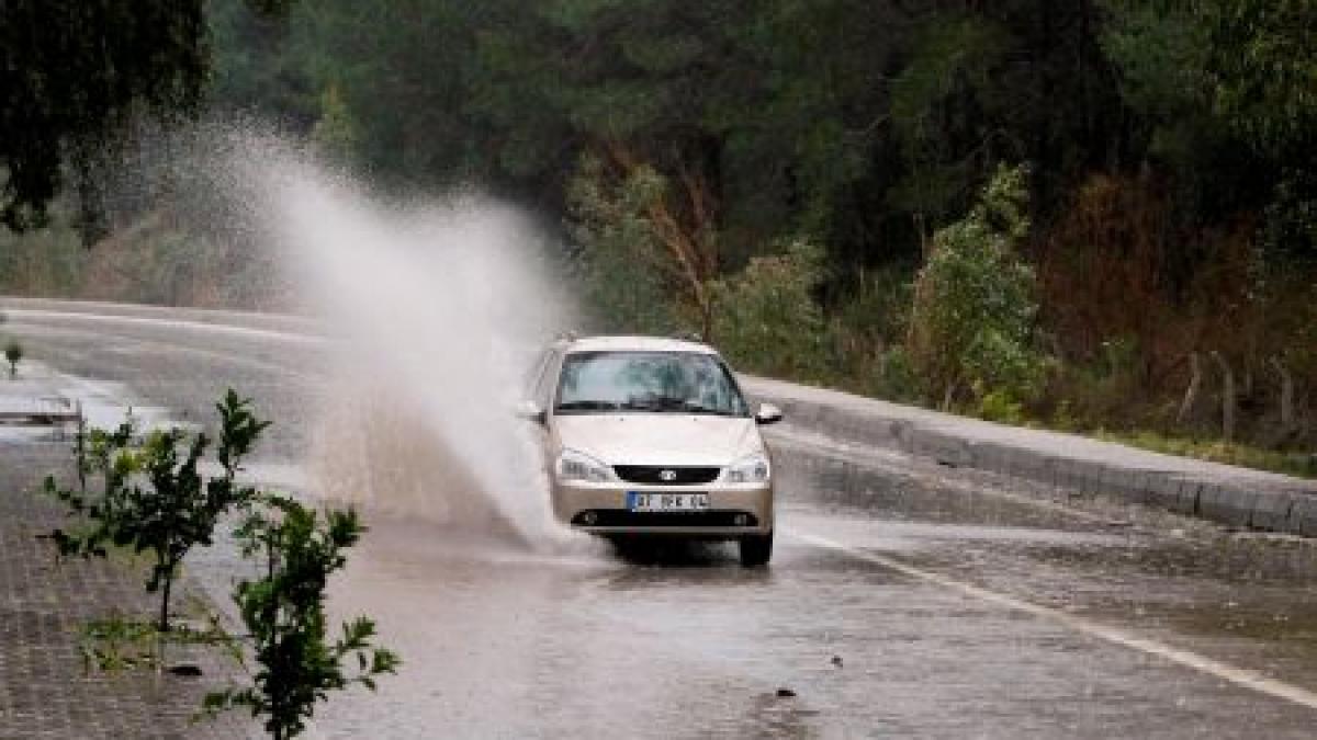 Furtună în Maramureş: A plouat torenţial şi a căzut grindină