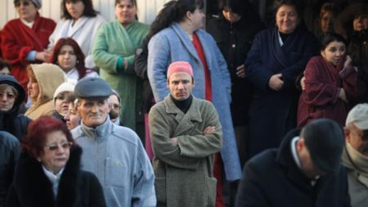 Protest în Bălceşti faţă de închiderea spitalului. Un alt bărbat, luat cu ambulanţa