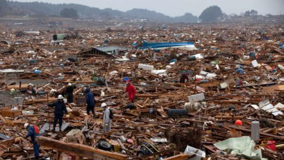 Japonezii predau la poliţie bani şi obiecte de valoare găsite printre resturile lăsate de tsunami